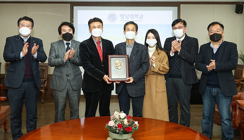 윤상명 (주)동남하이텍 대표이사, 영남대 ‘천마아너스’ 인증패 수여